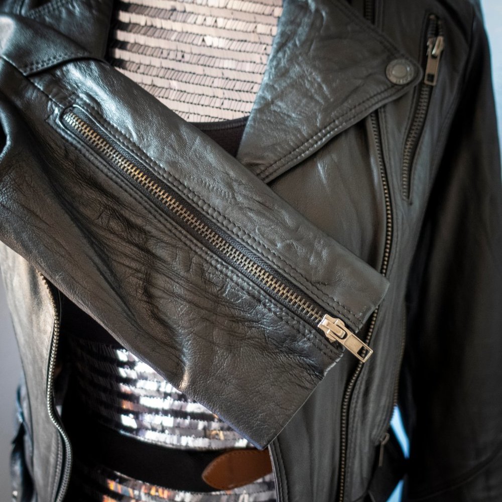 Black Leather Motorcycle Rocker Jacket - Picture 5 of 9